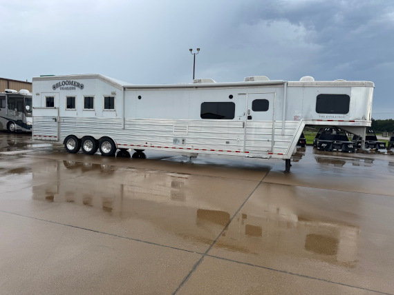 2015 Bloomer 4 Horse P/C Load W/ 18' Outlaw Interior 