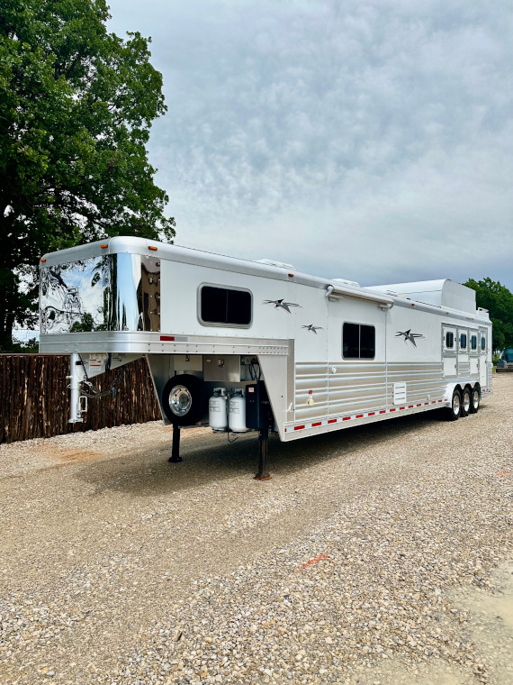 2023 Platinum 4 Horse Reverse Load W/ 17